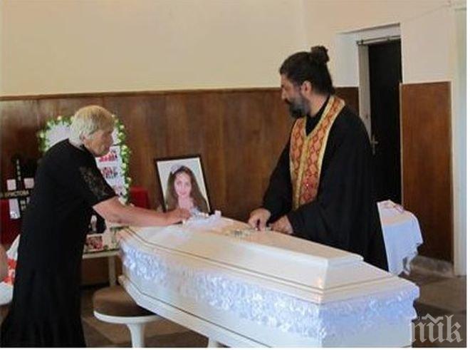 Погребаха Лили, която издъхна във Ватикана, в затворен ковчег