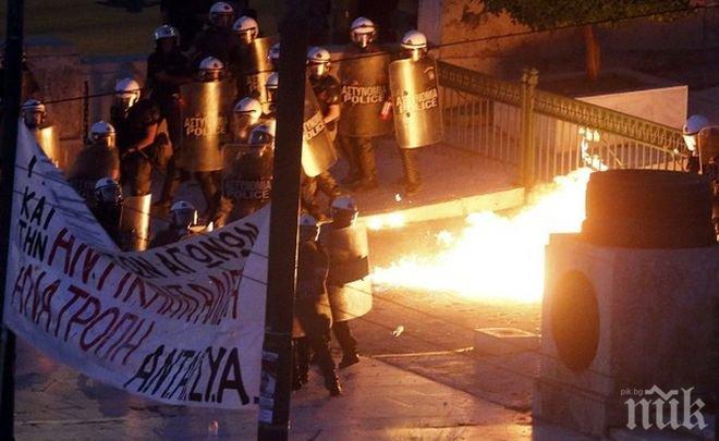 Анархисти подпалиха автобус на телевизия в Атина, над 30 души са задържани