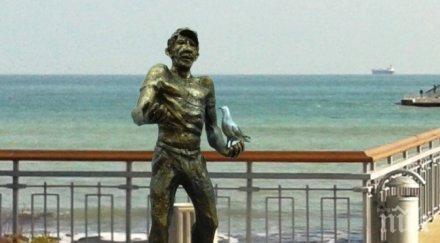 изкъртиха част паметника пандира бургас