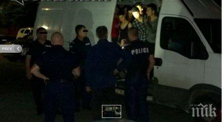 зрелищна акция бургас полицията задържа бус пълен афганистанци