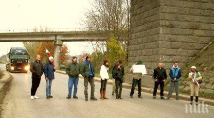 търсят тона брашно бежанците