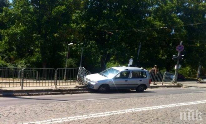 Автомобил катастрофира на трамвайна спирка в столичния квартал Княжево