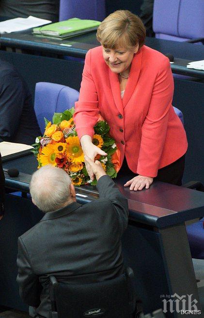 Меркел получи мандат за преговори и цветя от Шойбле за рождения си ден