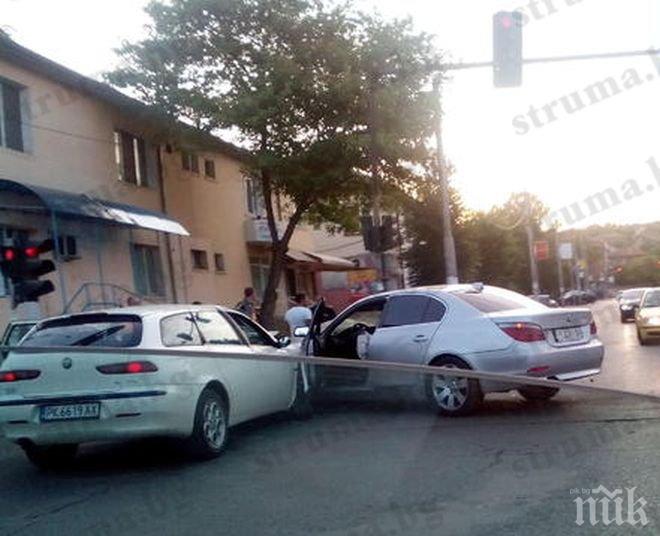 Страховита катастрофа на светофар в Перник! Треснаха се „Алфа Ромео” и БМВ