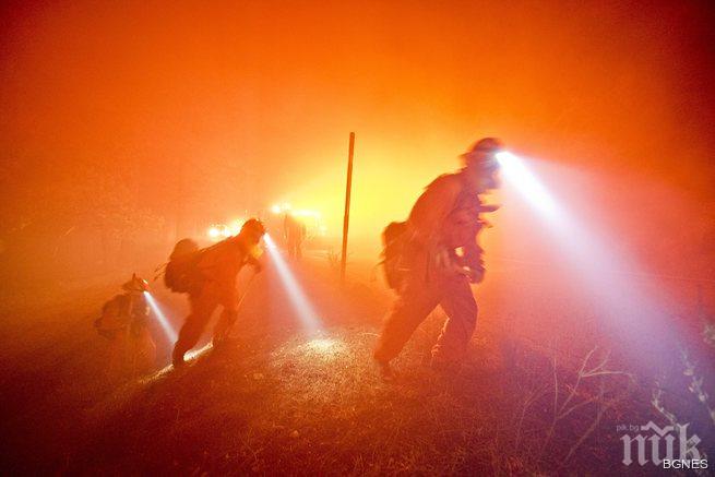 Стотици туристи са евакуирани заради пожар край магистрала в Калифорния