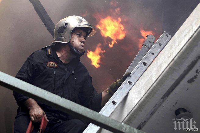 Гърция овладя двата големи пожара в Атина и край Пелопонес