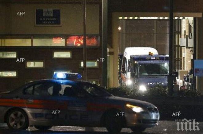 Двуетажен автобус се е врязал в мост в Лондон, има пострадали