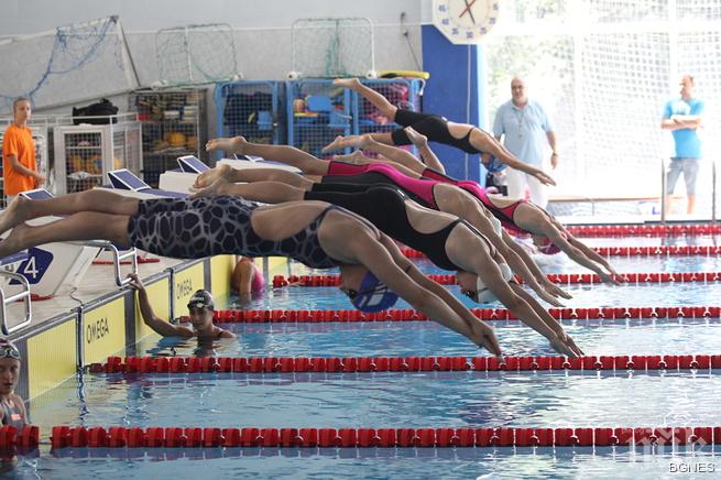 Плувците продължават борбата за медали на шампионата в София