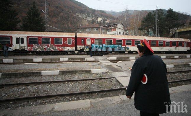 Влакът София-Видин е спрян заради аварирал товарен, пътниците са превозени с автобуси Влакът София-Видин е спрян заради аварирал товарен, пътниците са превозени с автобуси