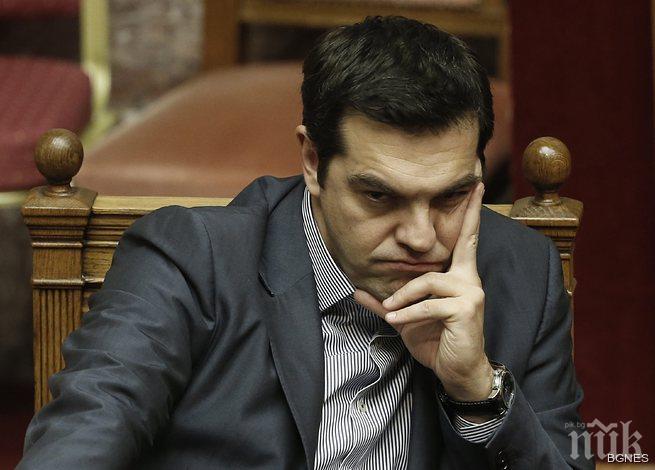 Майката на Ципрас: Той почти не яде и не спи от работа