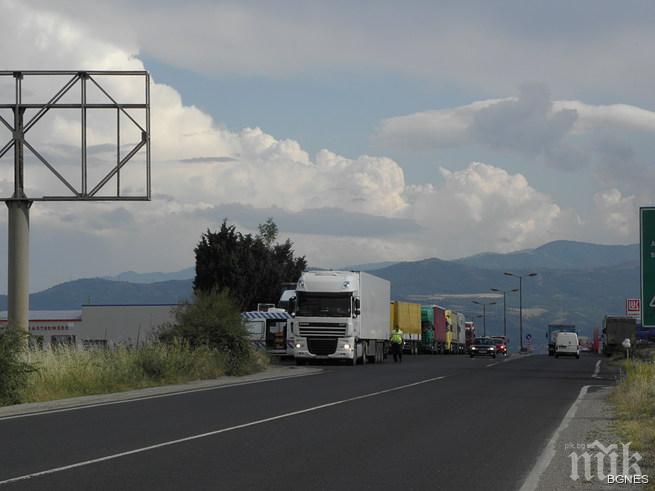 Спират ТИР-овете от движение заради жегите
