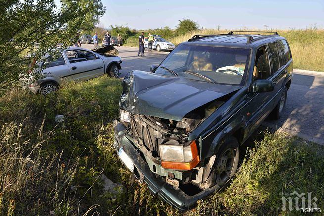 Тежка катастрофа край Разград! Шофьор реши да пробва ремонтираната си кола и с бесен рейд се заби в джип! 