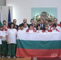 Плевнелиев връчи националния флаг на атлетите за Спешъл Олимпикс