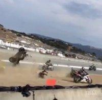 Двама мотористи загинаха след зверска катастрофа (видео)