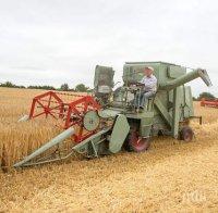 Фермери блокираха с тор средновековен замък във Франция