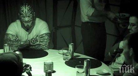 шестима непознати стоят заедно тъмното лампите светнаха повярват очите