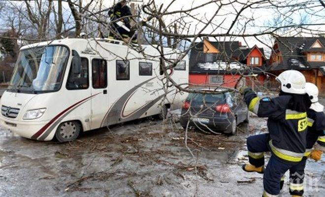 Силна буря в Полша, има загинал