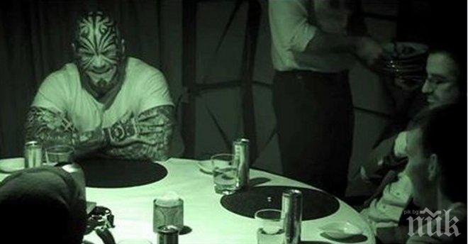 Шестима непознати стоят заедно в тъмното. Когато лампите светнаха? Не могат да повярват на очите си!