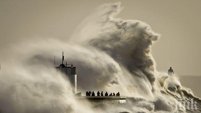 Спасителите на нокти! Мъртво вълнение удари Южното Черноморие