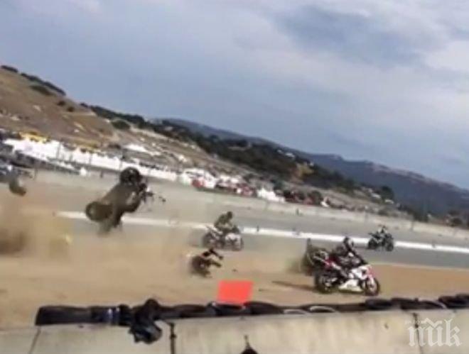 Двама мотористи загинаха след зверска катастрофа (видео)