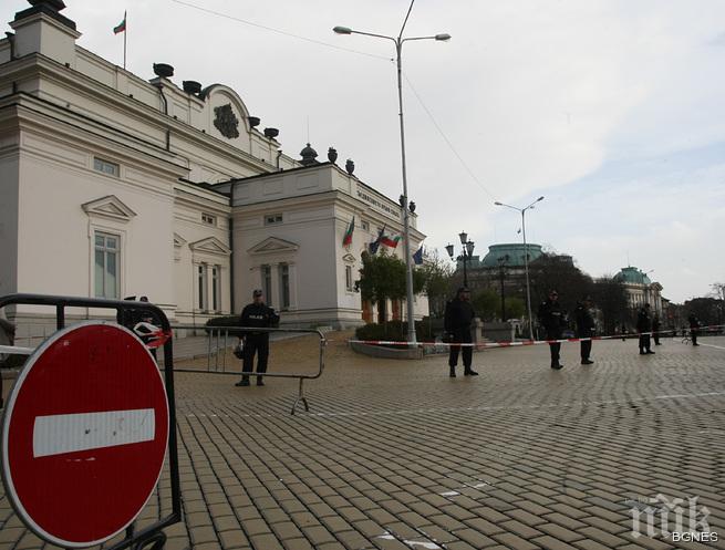 В петък депутатите решават за промяната на Конституцията, днес Борисов преговаря с Първанов В петък депутатите решават за промяната на Конституцията, днес Борисов преговаря с Първанов