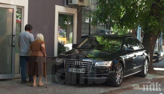 Срам! Гъзар с „Ауди” препречи пътя на трудно подвижна баба
