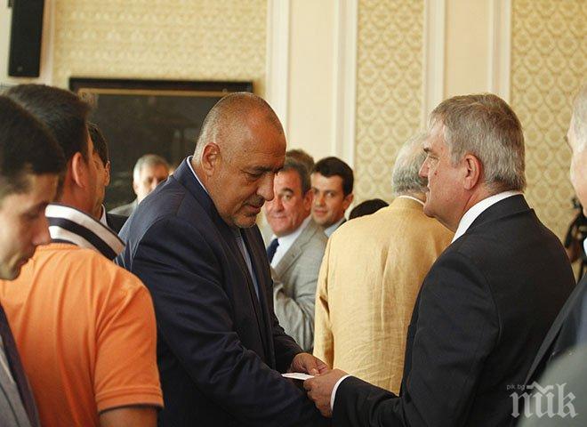 Фотозагадка! Какво подаде Румен Петков на Борисов в парламента? Отговорът само в ПИК (снимки)
