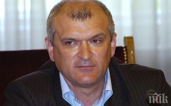 Димитър Главчев дава удостоверения на младежи, участвали в законодателни проучвания на НС