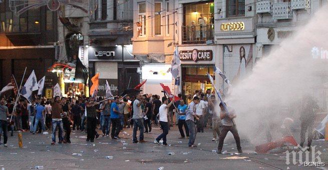 Сълзотворен газ и водни струи срещу антиправителствена демонстрация заради атентата в Суруч