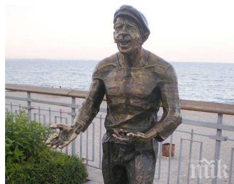 Изгавриха се със статуята на Пандира в Бургас (снимки)