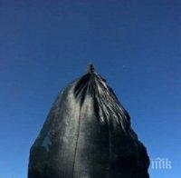 Невиждано! Чувал за боклук върху кипарис на плажа в Несебър (снимки) 