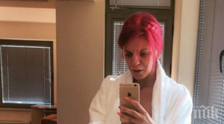 плеймейтка бори жегите изстудява бикините фризера снимка