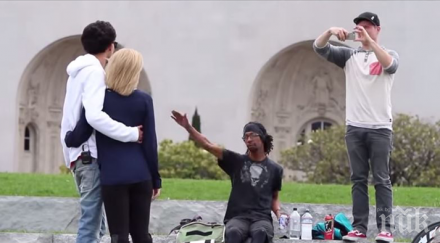 майка син молят непознат човек направи снимка правят остави без думи