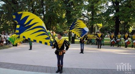сбандиератори кори впечатлиха казанлъчани