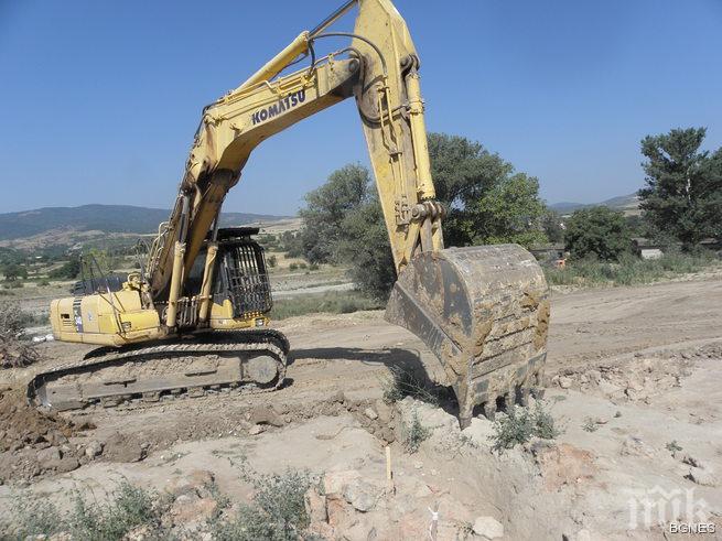 Градят стена върху разкопките край Мурсалево