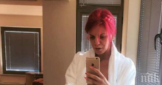 Плеймейтка бори жегите, като изстудява бикините си във фризера (снимка)