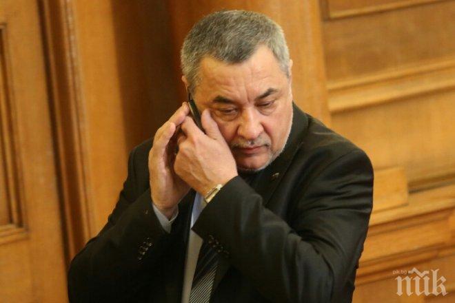 Валери Симеонов разиграва театро

 