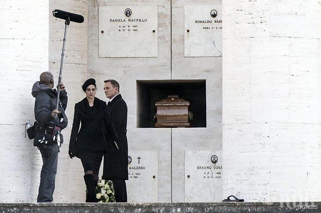 Експлозии и хубави жени в новия трейлър на Джеймс Бонд