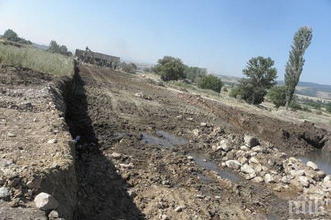 ПИК TV: Градят стена върху разкопките край Мурсалево
