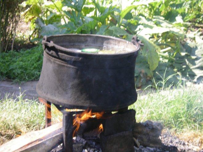 Полудявам от простотиите край блока