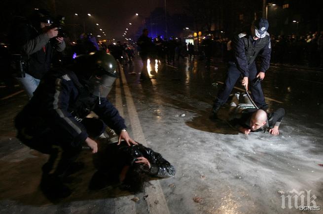 Куриоз! Полицейска палка ще топи полицая на майка му, ако я ползва