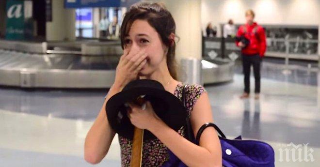 Някой я спря на летището по път да си вземе багажа. Това, което се случи, накара момичето да се разплаче...