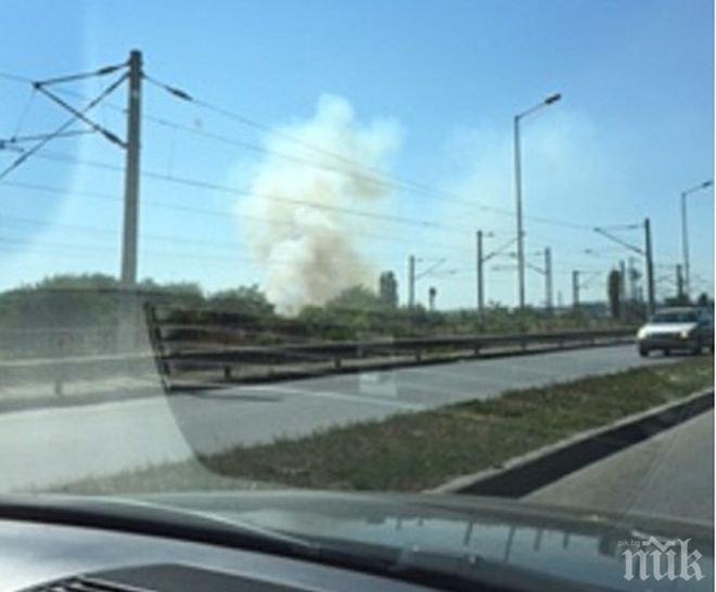 Гъсти облаци дим и пожар около Крайезерния път във Варна