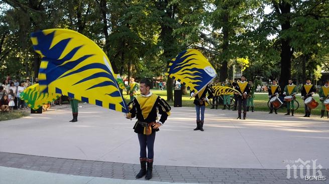 Сбандиератори от Кори впечатлиха казанлъчани