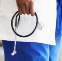 Доктор отнесе юмрук в лицето от пиян пациент