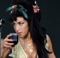 Ейми Уайнхаус е починала от алкохол