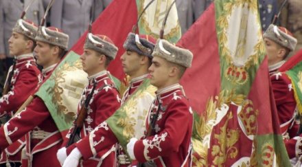 осветиха бойните знамена шумен