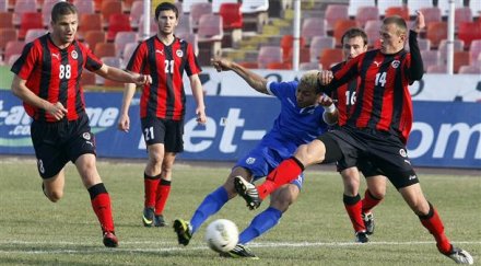 локомотив три стадиона пролетта