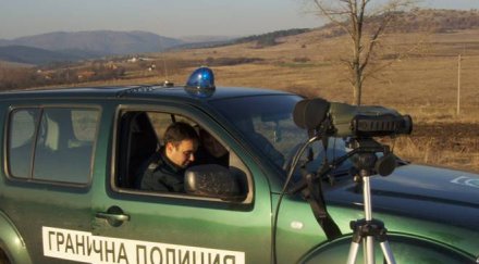 чужденци спрени пресичане границата