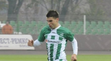 левски напреднали преговори двама халфове